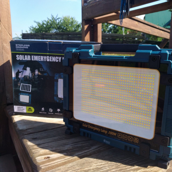Прожектор - светильник на солнечной батарее Solar Emerygency Lamp 200W, аккумулятор 6х18650 мАч / Power Bank